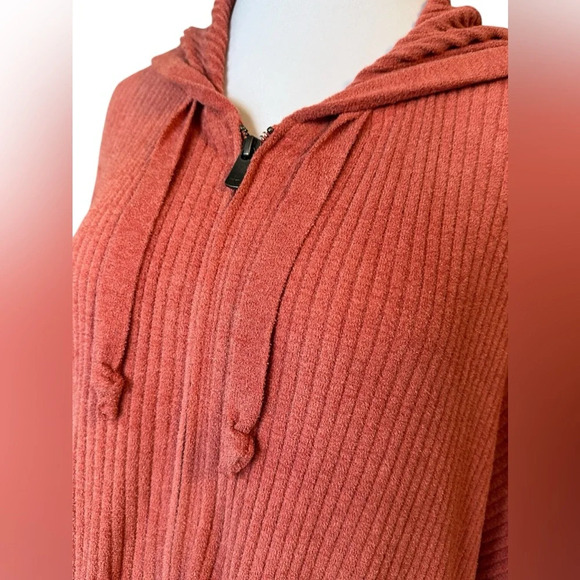 Barefoot Dreams Relaxed Oversized Short Sleeved Ribbed Hoodie - Picture 3 of 10